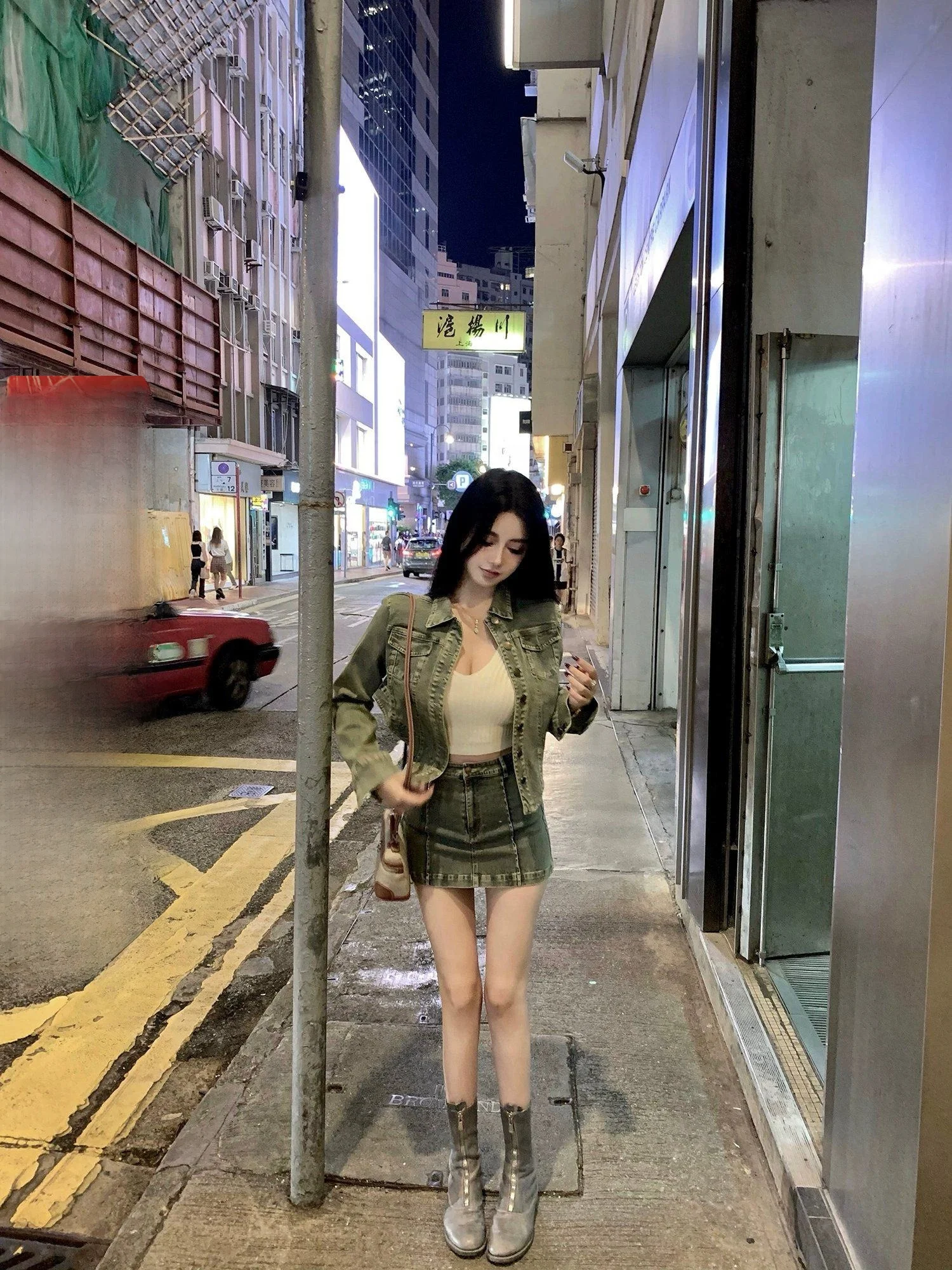 

Комплект из джинсовой юбки и топа Waed Viola: Модный хлопковый комплект для женщин 25-35 лет, идеально подходящий для гардероба лучшей подруги, очень стильный.