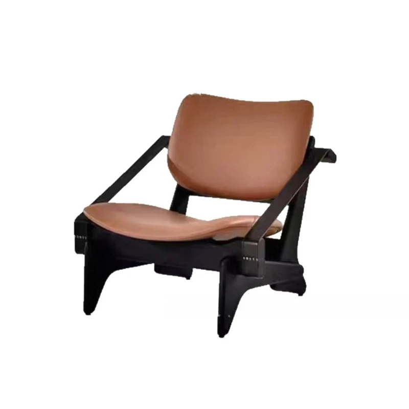 

Минималистичное кресло из массива дерева для отдыха в гостиной или спальне