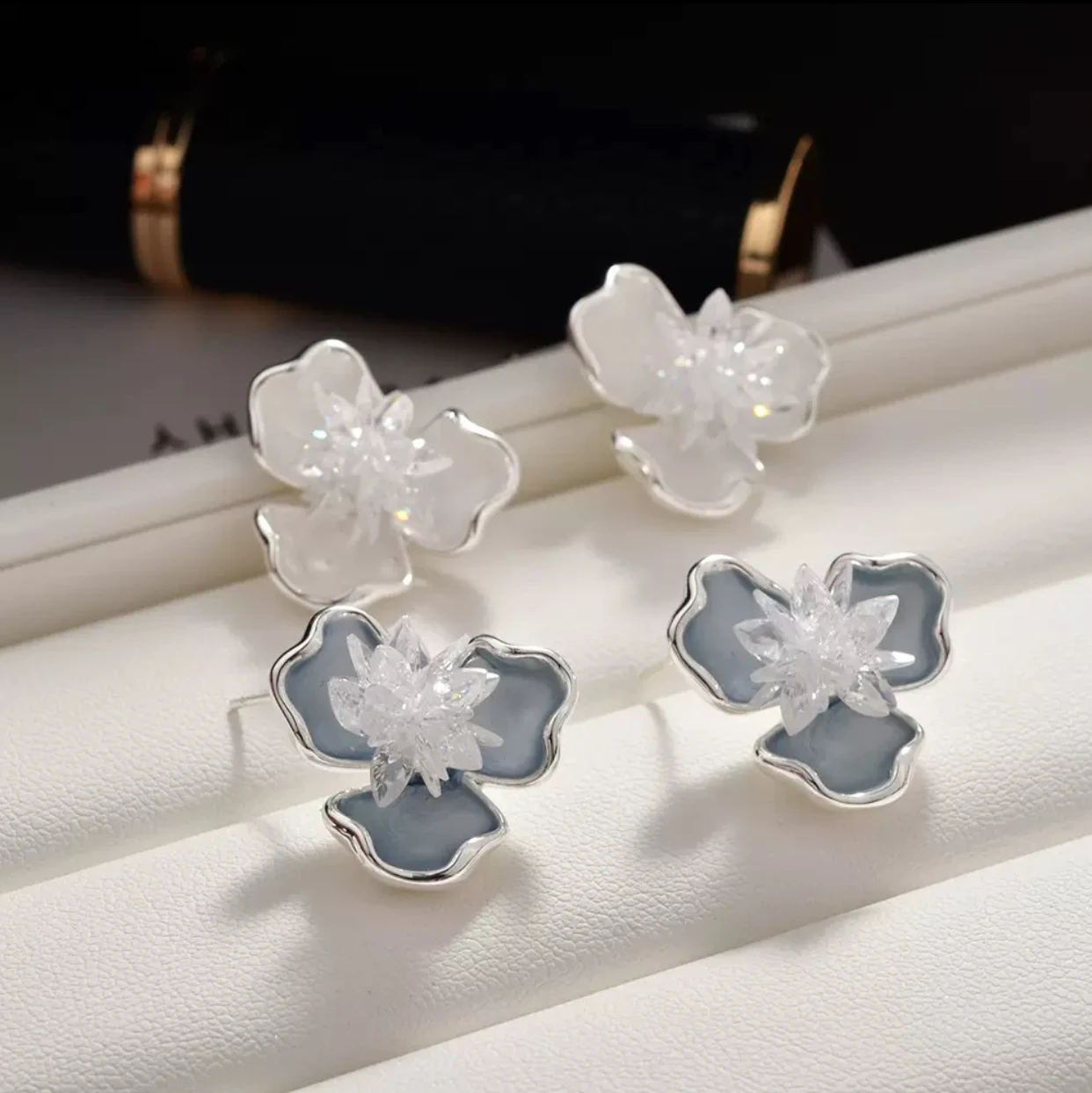 

French 2cm sweet and fresh high-end floral earrings, luxurious and small-scale design, exquisite and versatile, elegant earrings