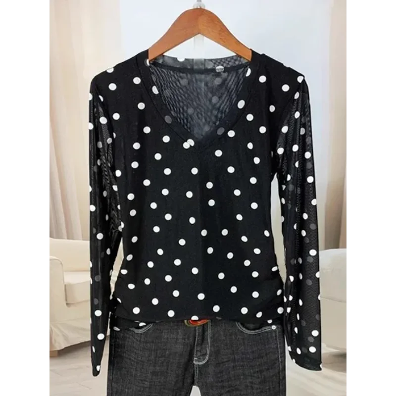 

Новая белая двухслойная сетчатая футболка с длинными рукавами и v-образным вырезом в горошек, модный тонкий топ для мамы
