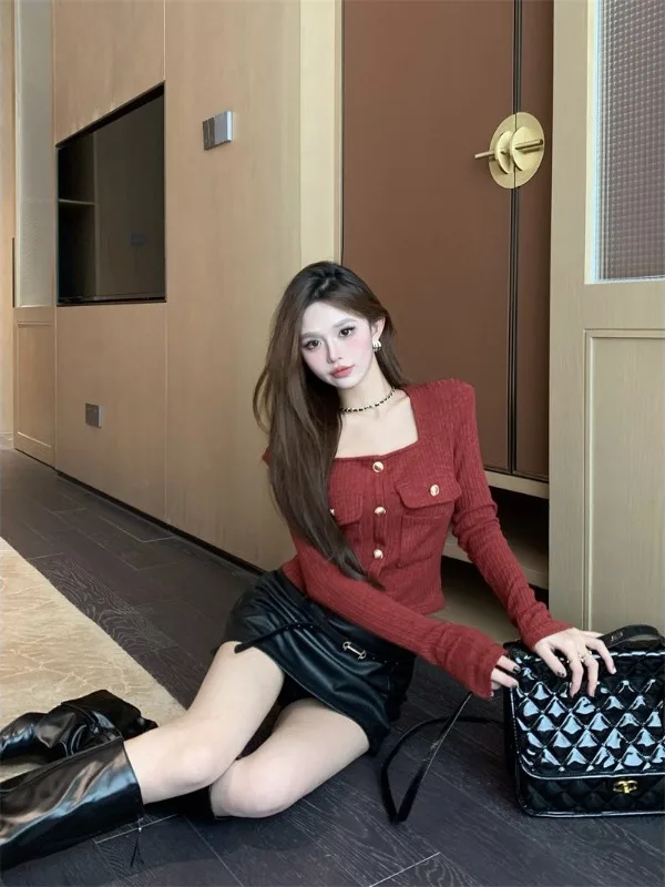 Fioletowy sweter z kwadratowym dekoltem, dzianinowy, damski, dopasowany, na wiosnę i jesień, z wysokim stanem, modny i stylowy.