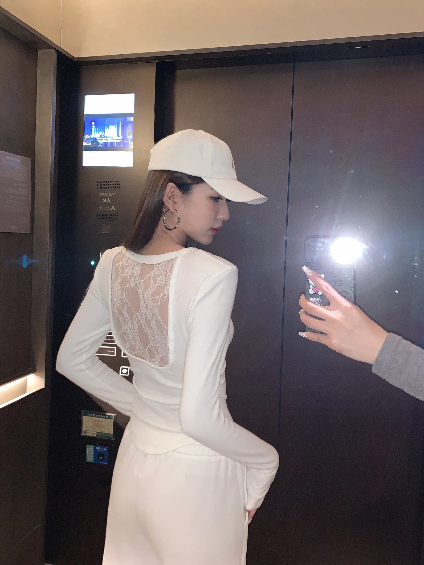 

Новая весенняя женская футболка Sam Seoi с V-образным вырезом, кружевными вставками и длинными рукавами, в корейском стиле, свободного кроя, для повседневной носки