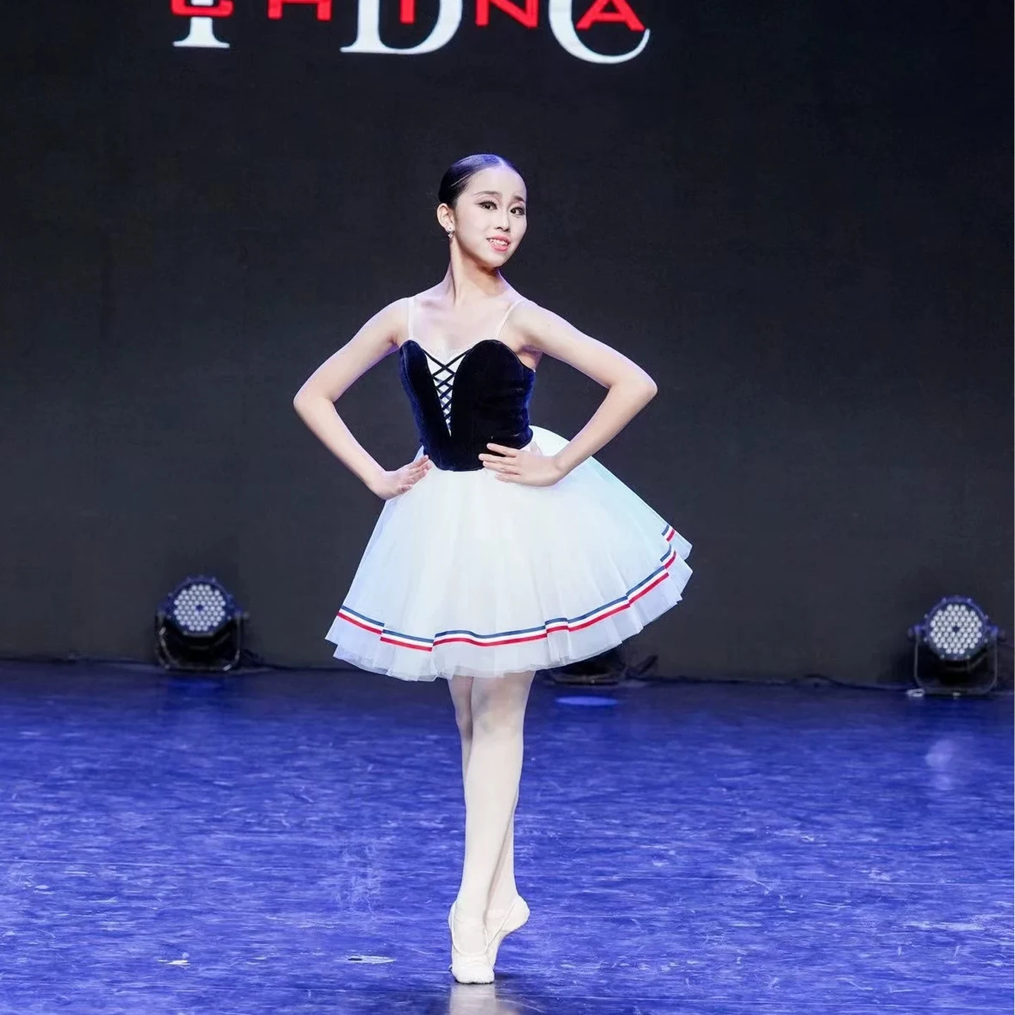 Akeylia Flames of Paris, Vestido de Ballet Profesional Romántico, Falda Larga de Tul Suave, Disfraz de Ballet en Rojo, Blanco y Azul