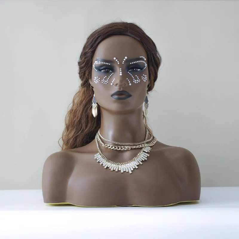 tete-de-mannequin-realiste-en-peau-noire-avec-epaules-buste-feminin-pour-la-presentation-de-maquillage-de-perruques-et-de-bijoux