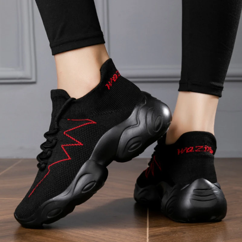 أحذية رياضية نسائية بنعل سميك، أحذية جديدة خفيفة الوزن بنعل سميك لخريف 2025 مناسبة لنمط رياضي للربيع والخريف، أحذية نسائية برباط 7028