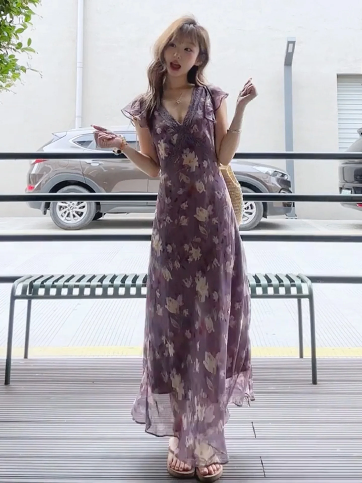 กระโปรงยาวทรงสวยสไตล์ญี่ปุ่น ลายดอกไม้สีม่วง คอวี รัดเอว สำหรับผู้หญิง ใส่ไปเที่ยวทะเล ฤดูร้อน 2025