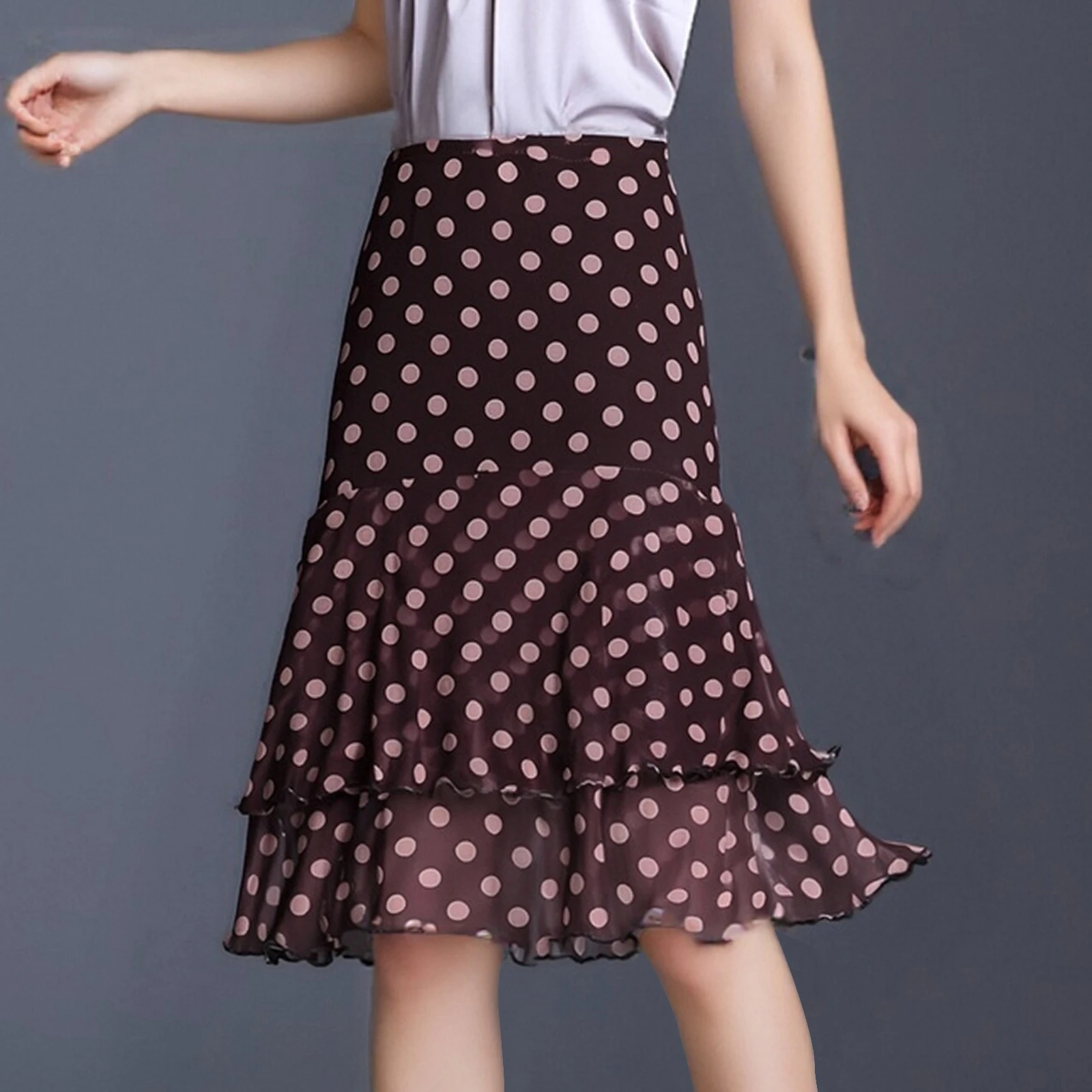 تنورة نسائية متوسطة الطول منقطة عصرية ذات طبقات مكشكشة تنورة فضفاضة بطول الركبة لملابس غير رسمية للعمل على الشاطئ