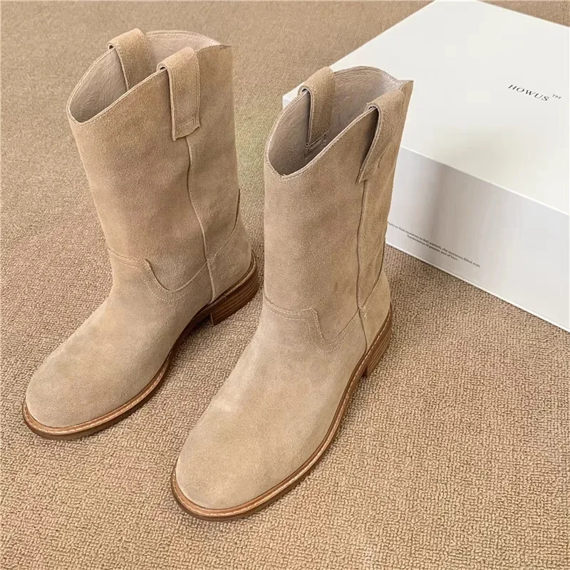 Kurze Stiefel im Retro-Stil mit runder Zehenpartie, flachem Boden, aus mattiertem, weichem Leder, für Damen, neue Kollektion Herbst/Winter 2026. – Detail 8