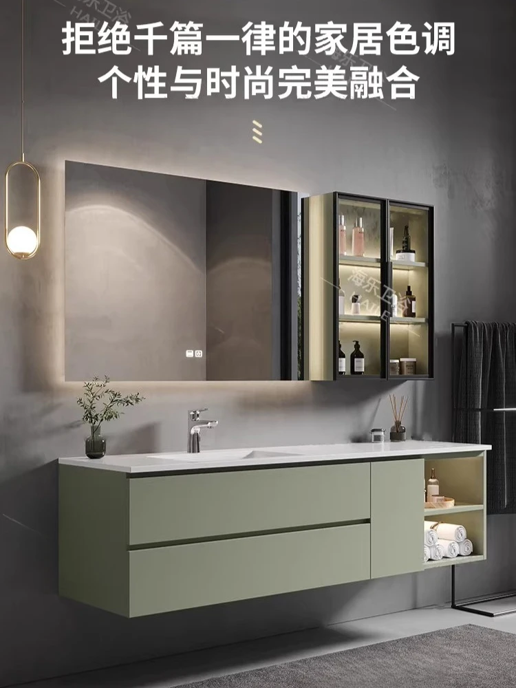 

Современный простой дубовый шкафчик для ванной комнаты с комбинированной столешницей из каменной плиты и бесшовной керамической раковиной.