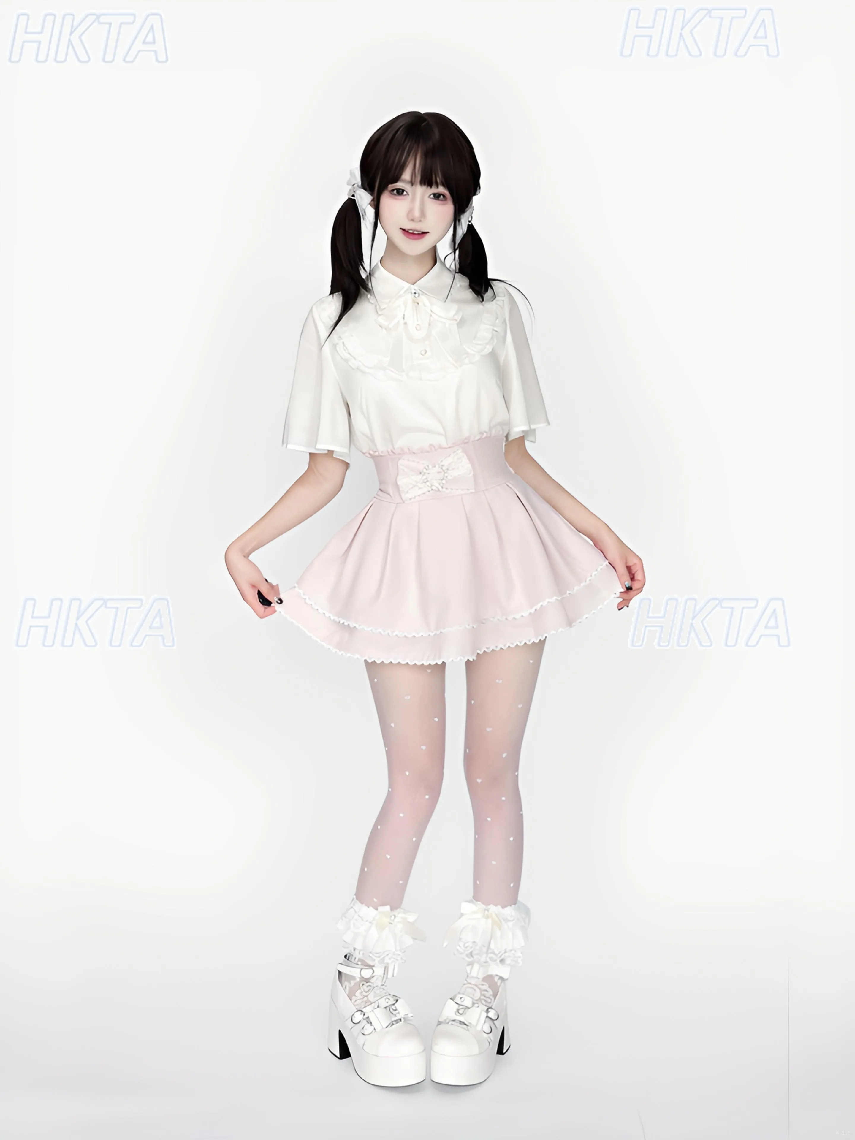Japoński, masowo produkowany zestaw: słodka lolita, koszula z krótkim rękawem i kołnierzykiem, biała bluzka, spódnica z wysokim stanem, kokardą i falbanami.