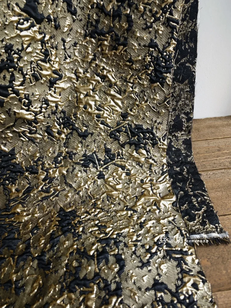 Czarno-złota farba w sprayu, trójwymiarowa tekstura, materiał o splocie żakardowym z wypukłymi wzorami, dekoracja reliefowa, tkanina odzieżowa