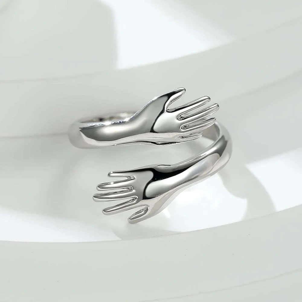 خاتم عناق عصري ثلاثي الأبعاد، لون ذهبي مع تصميم متشابك لليدين، تفاصيل رائعة وملمس كامل، مناسب للارتداء اليومي