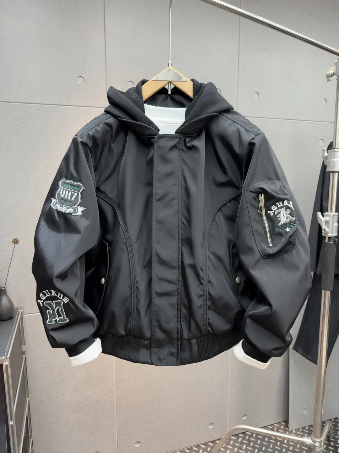 

Весенняя новинка: мужская куртка-бомбер Heavyweight Pilot Jaet с отстегивающимся капюшоном, рабочая одежда, американский тренд, молодежный повседневный стиль.