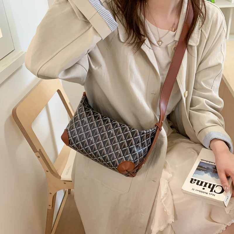 

Fashionable Ladies Shoulder Bag Made Of Pineapple-Patterned Leather Boasting Paris Style And Casual Vintage Chic Look