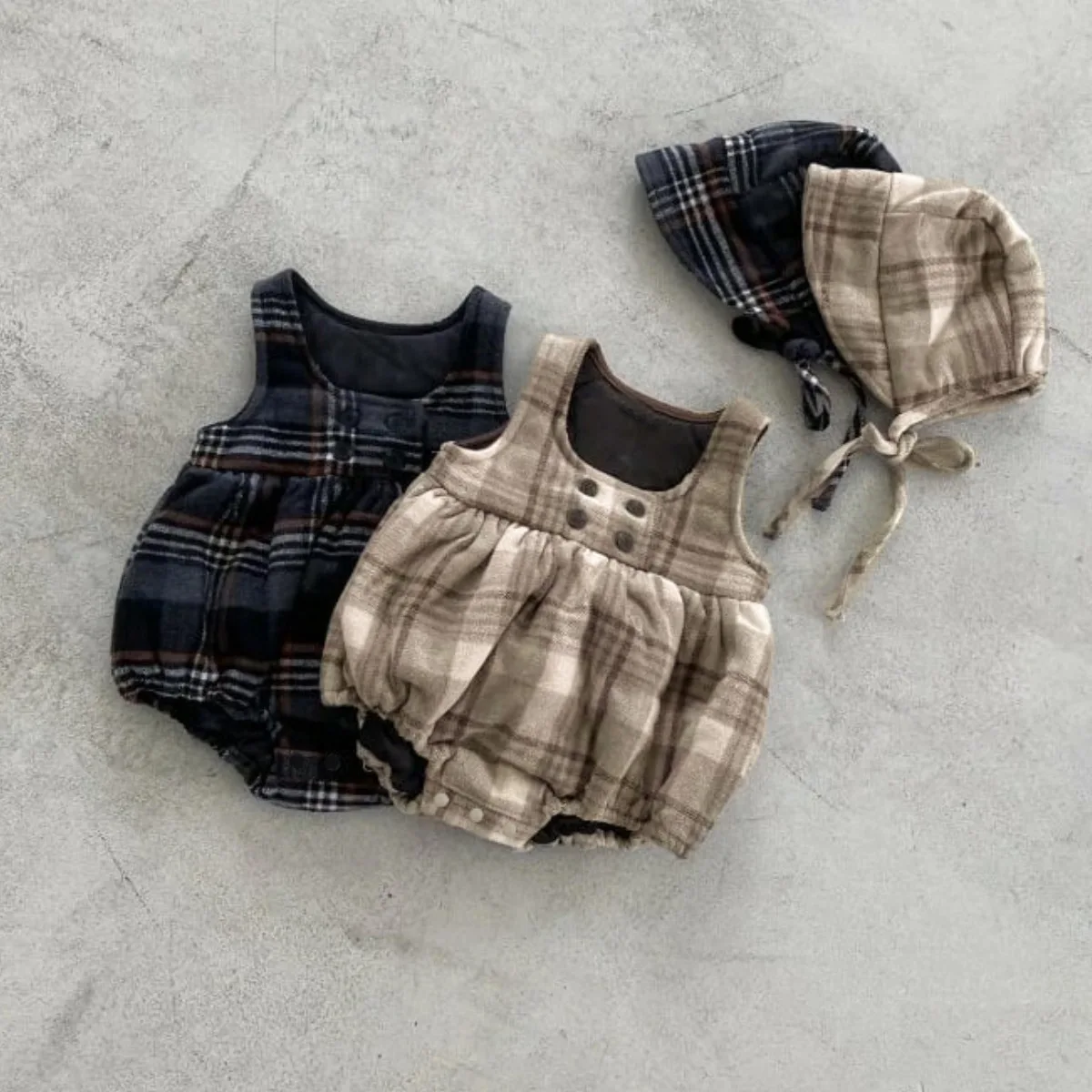 

2025 Winter New Baby Sleeveless Warm Bodysuit + Hat 2pcs Set Infant Girl Vintage Plaid Jumpsuit Toddler Warm Fleece Clothes