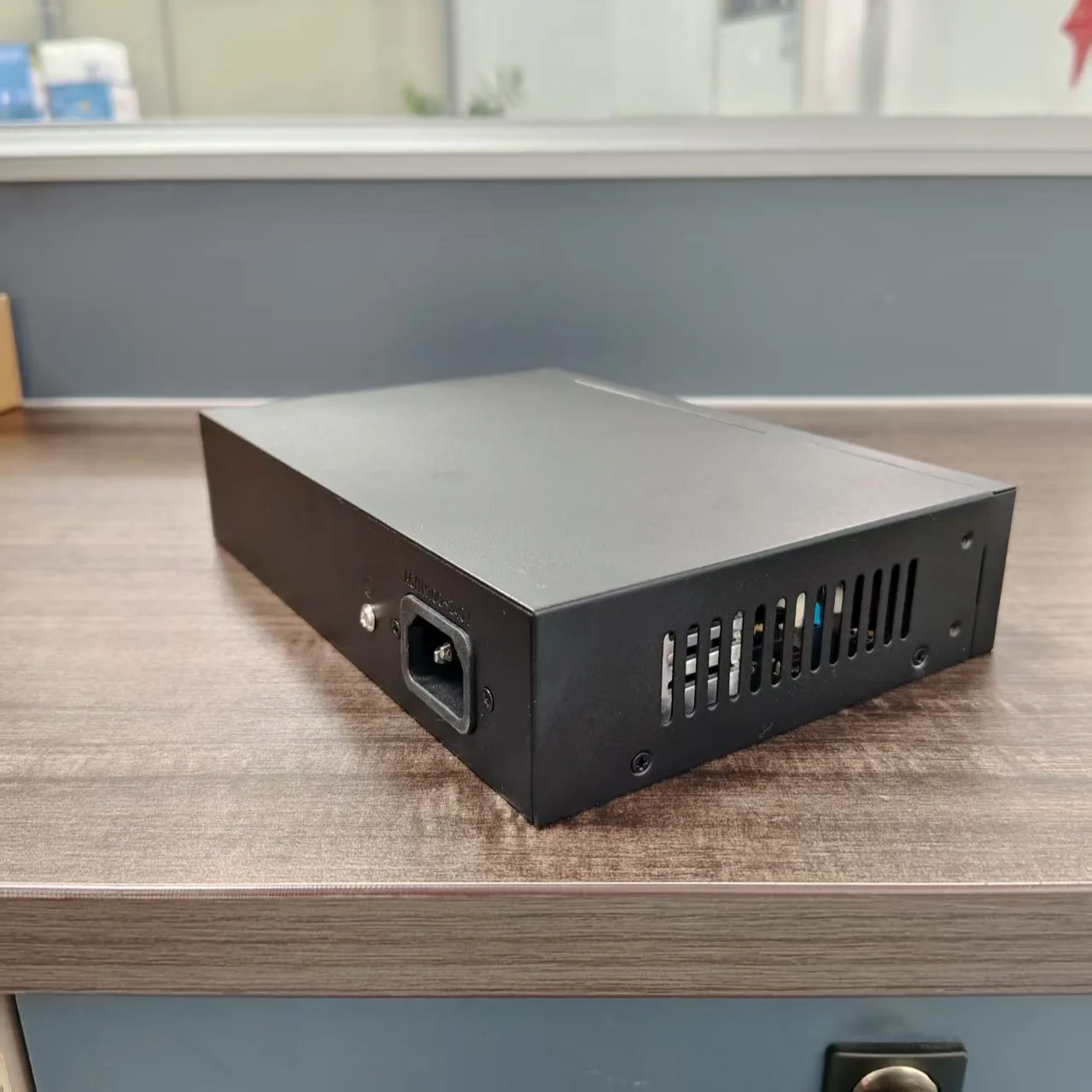 Psennikow POE 기가비트 스위치 10 포트 100/1000Mbps IP 카메라용 표준 POE 업링크/SFP가 있는 250m 번개 보호