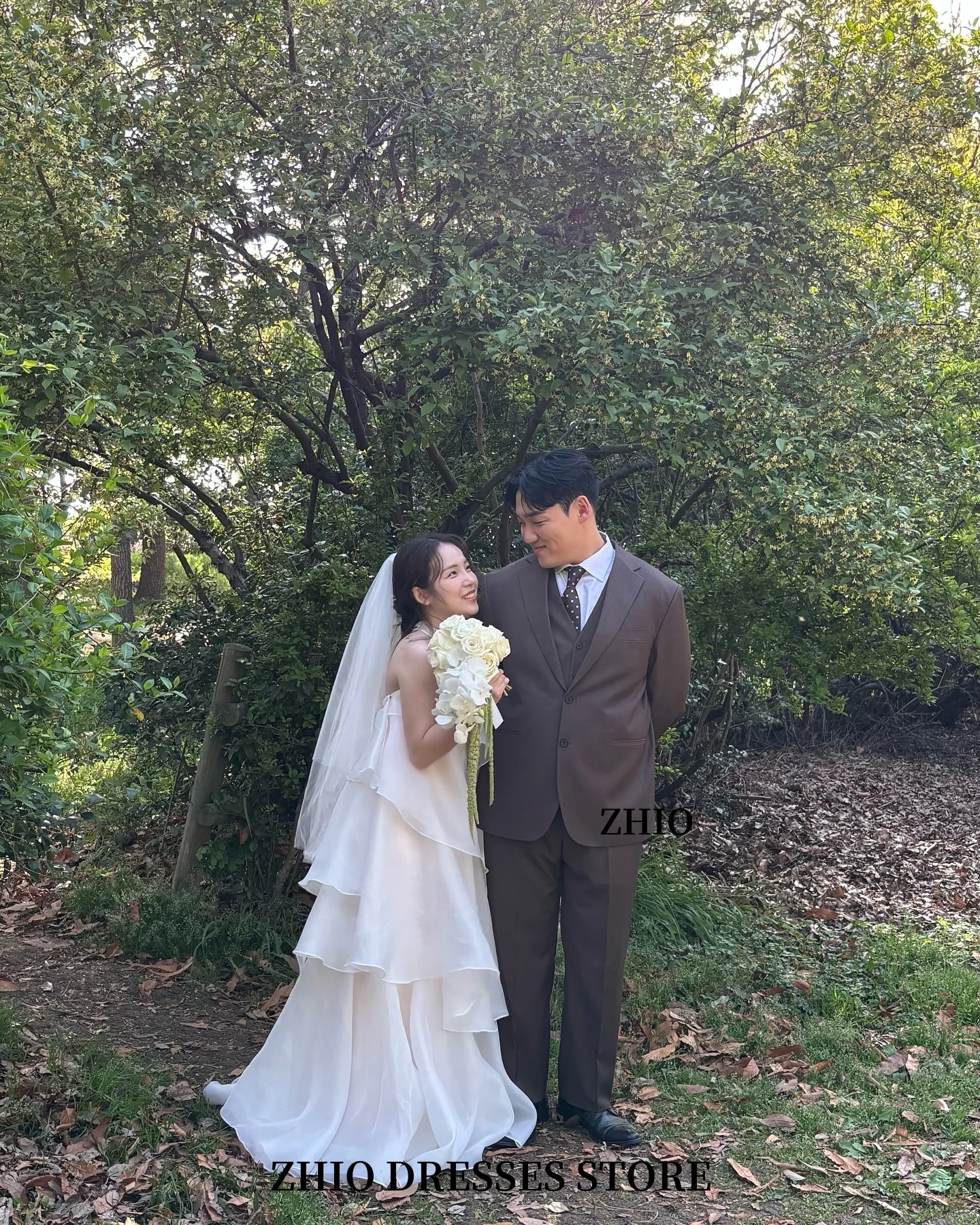 ZHIO فستان زفاف نسائي فضفاض أبيض الطبقات فستان زفاف كوري خارجي لالتقاط الصور فستان زفاف بدون أكمام فستان طويل مخصص