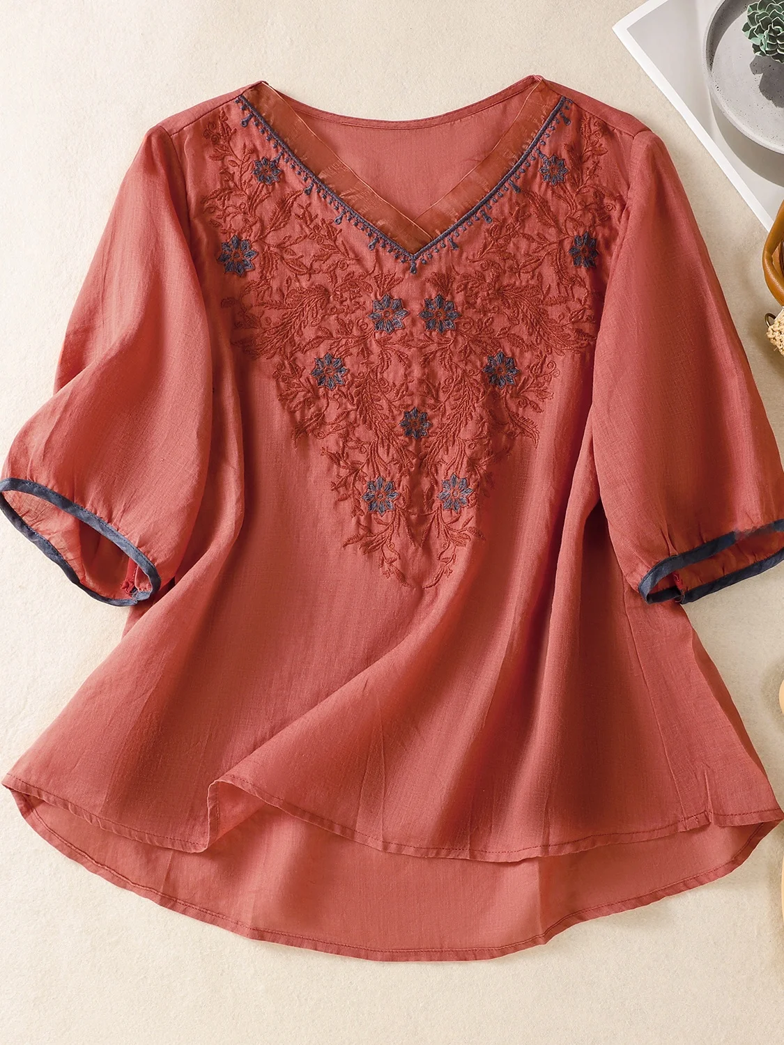 Nuovo 2025 T-shirt in cotone e lino da donna oversize V-ne Casual ricamata vestibilità ampia Top estivo Quali Comoda testa sopra