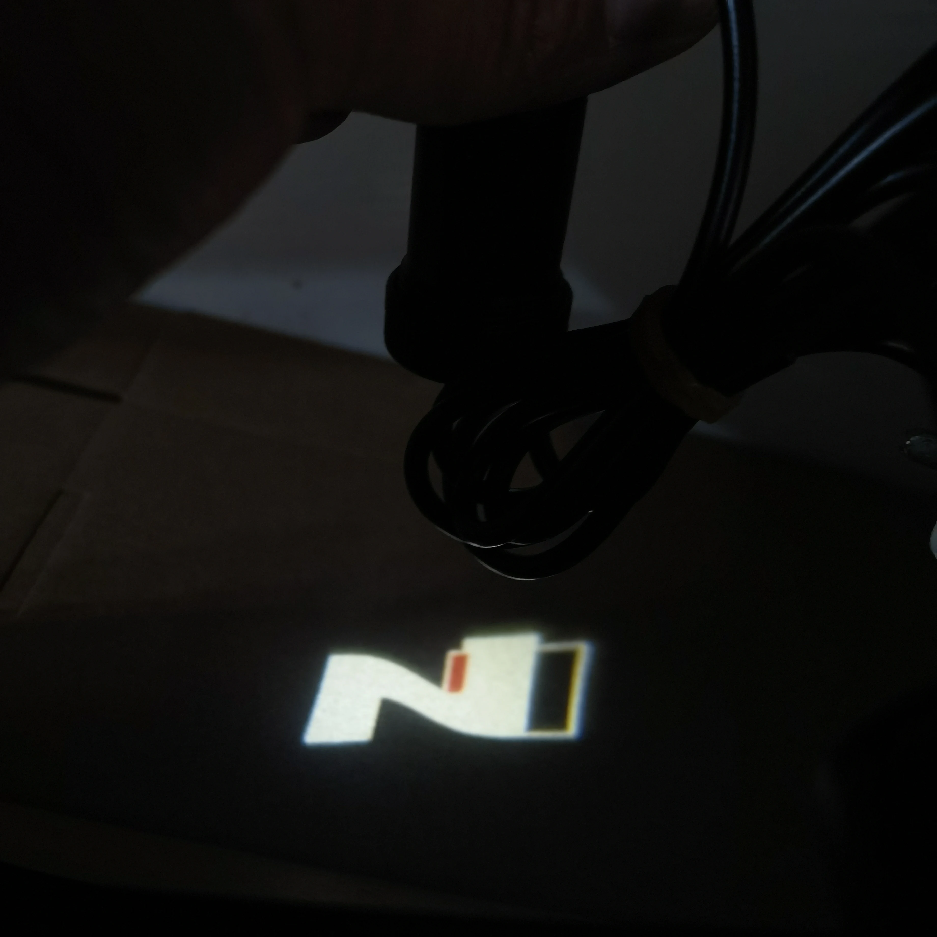 

2 шт., белый N-значок, лазерный теневой дверной светильник для Hyundai Sonata Tucson GRANDEUR i40, дверной светильник Hyundai N, лампа с логотипом