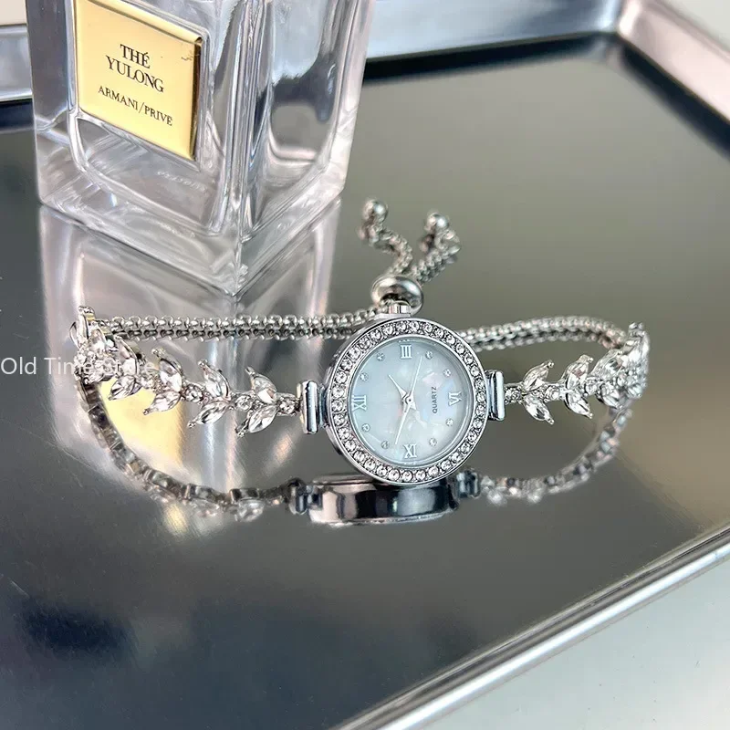 Orologio da donna con cinturino in diamanti di marca orologio da donna al quarzo piccolo alla moda, elegante, di lusso leggero