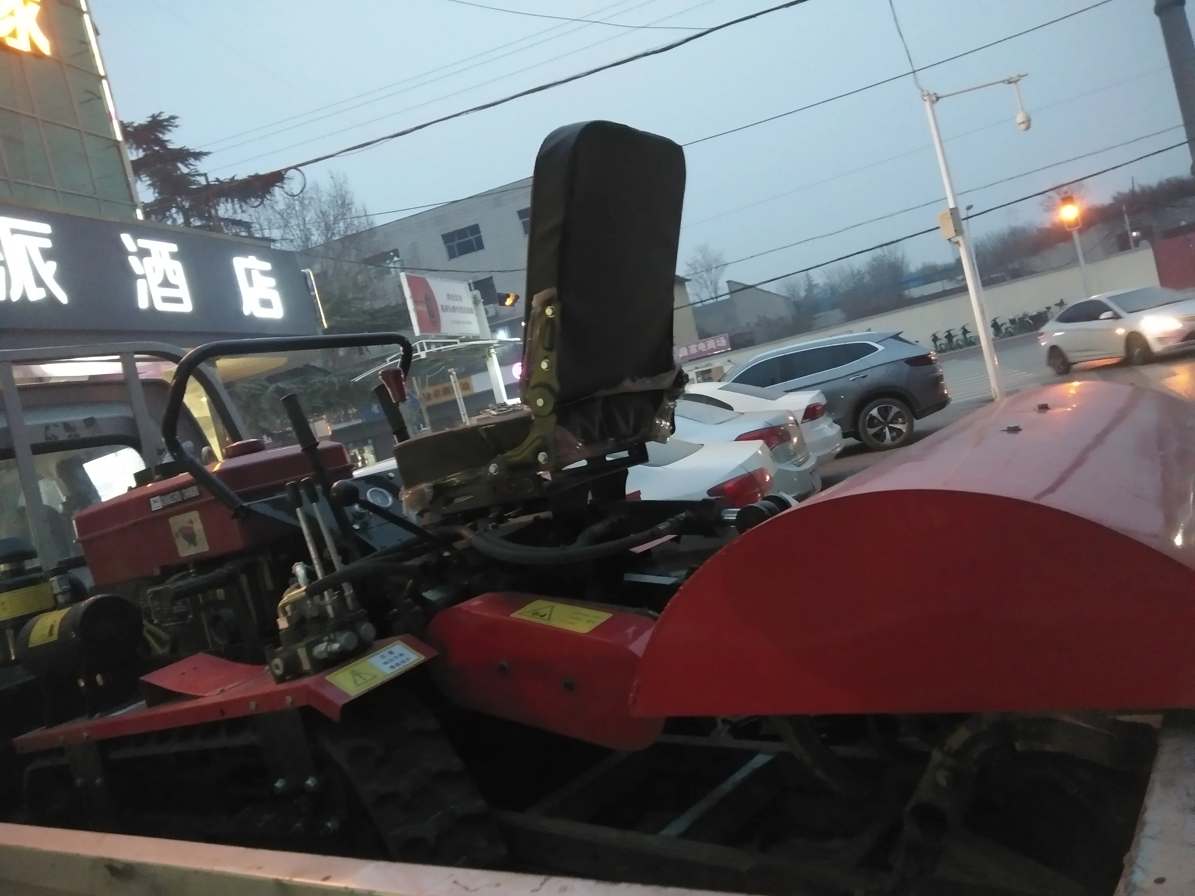 2025 nuovo coltivatore multifunzionale Cina microcoltivatore cingolato microcoltivatore ad alta capacità di vendita calda