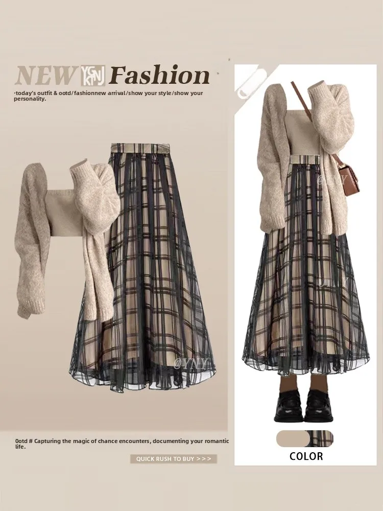 

Мягкий осенний комплект: свободный кардиган-жилет и юбка А-силуэта с клетчатыми вставками для женщин