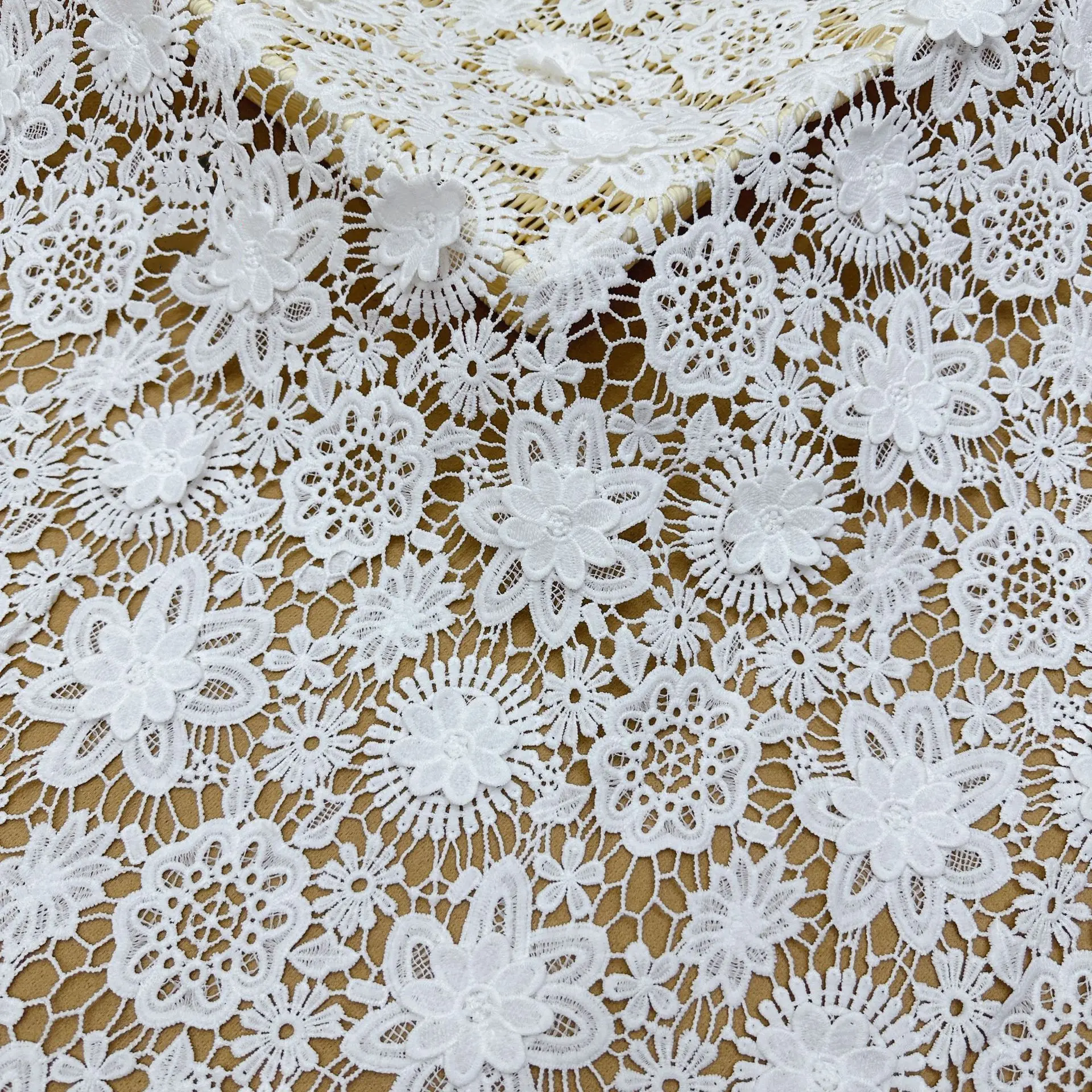 

Новая 3D-ткань из водорастворимого молочного шелка с цветочной ажурной вышивкой для свадебных платьев и женской одежды