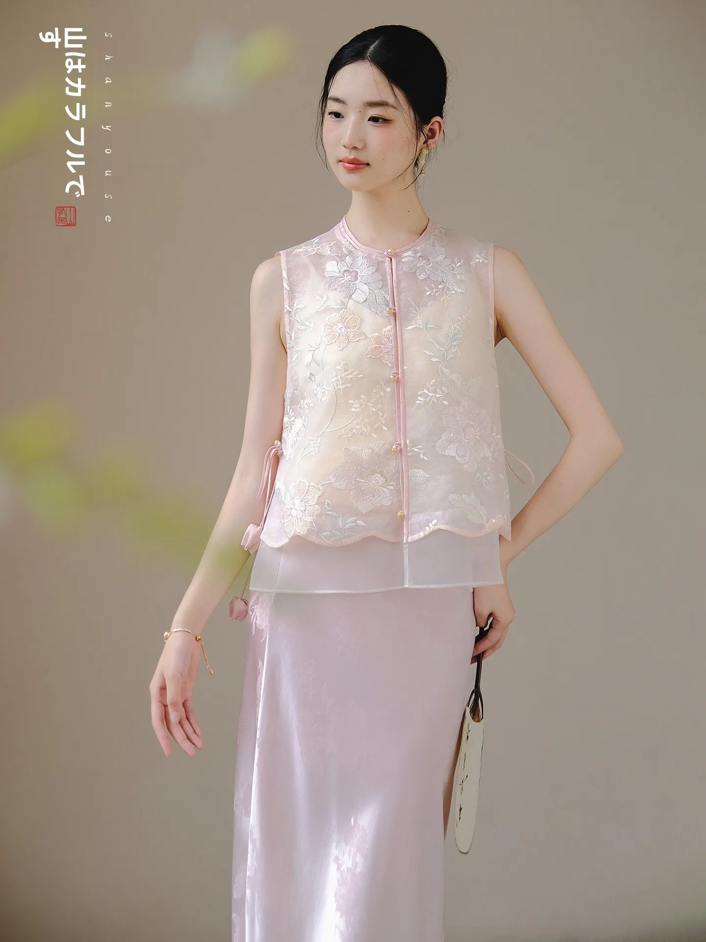 

Новая летняя китайская жилетка 2025 года с тяжелой вышивкой, цветами и узорами, модная, из нейлона