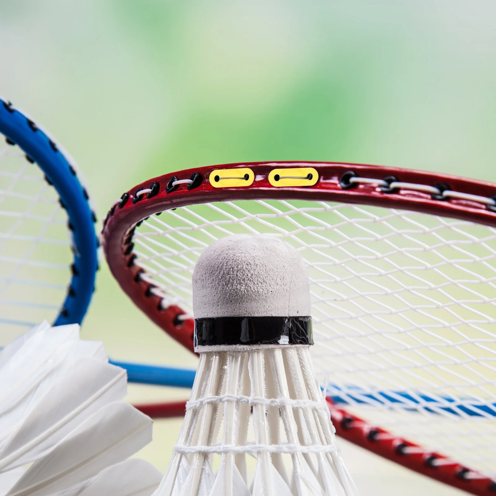 

100Pcs Badminton Racket Supplies Plastic Racket String Guard with Dual Holes Protects Strings from Wear Easy Fixation Strong