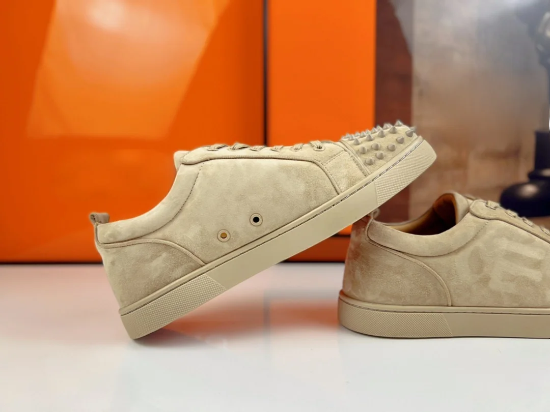 Luxury Low Top Beige Suede Leather Shoes Spikes Toe Sneakers Lace Up Casual Flats Red Bottom Shoes For Men With Fashion Walking