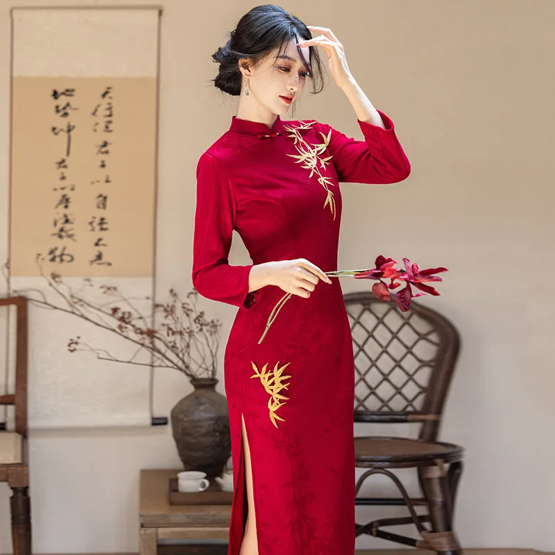 Cheongsam lengan panjang gaya Cina yang diperbaiki dengan bordir merah dan tebal untuk wanita muda, Qipao retro musim dingin.
