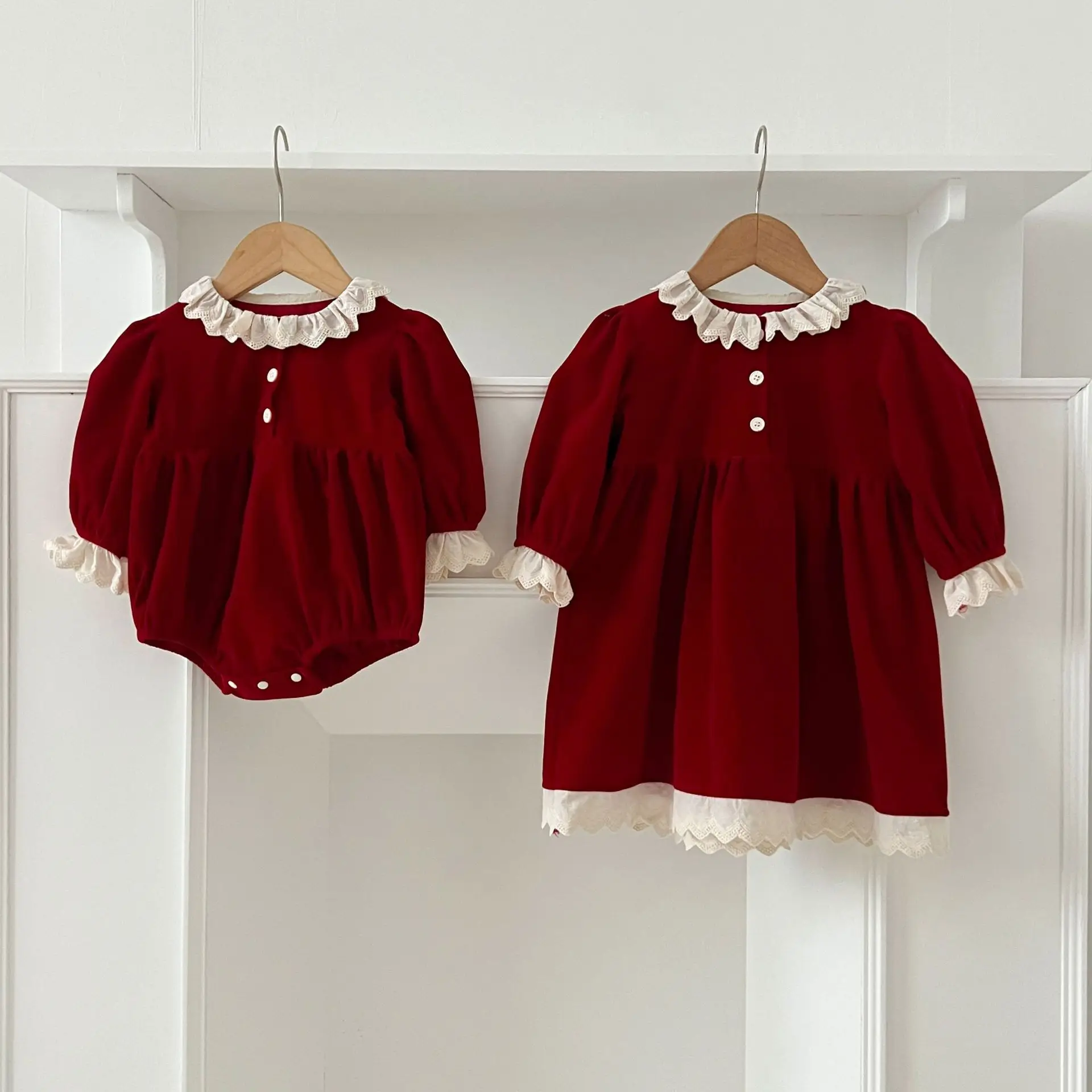 

2025 Christmas Sibling Matching Red Baby Rompers Velvet Lace Trim Baby Romper Sister Girls Xmas Jumpsuit and Toddler Dress