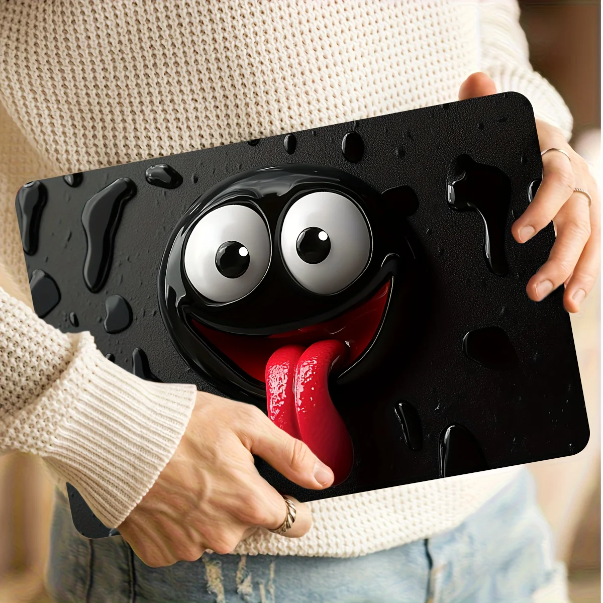 

Набор из двух наклеек Happy Emoji для ноутбука — устойчивые к царапинам, с ярким дизайном глаз и языка, светло-бежевые с черными элементами.