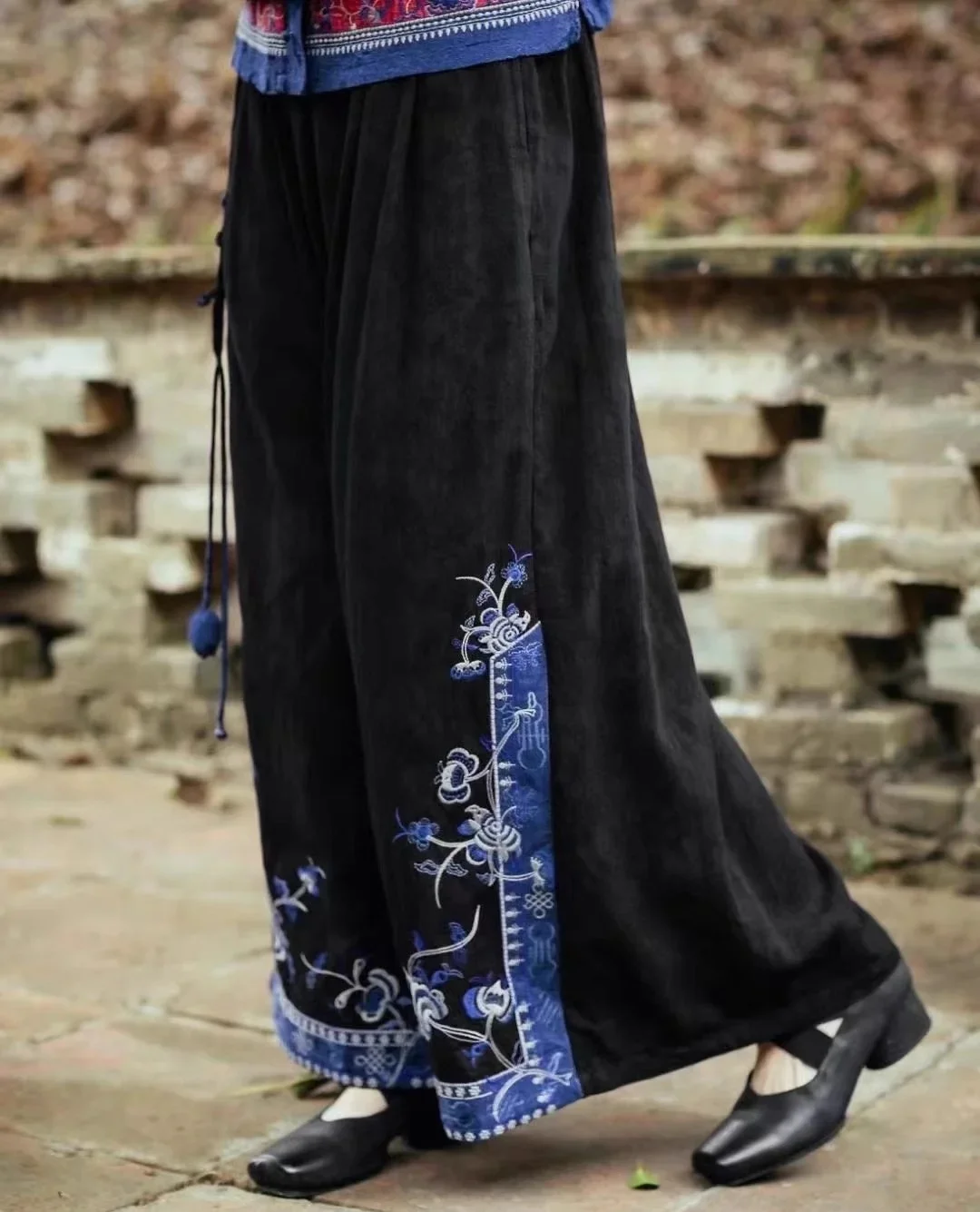 جديد أسود الجاكار المرأة السراويل النمط الصيني المطرزة مرونة الخصر تنورة التفاصيل خمر فضفاض واسعة الساق الكتان بنطلون