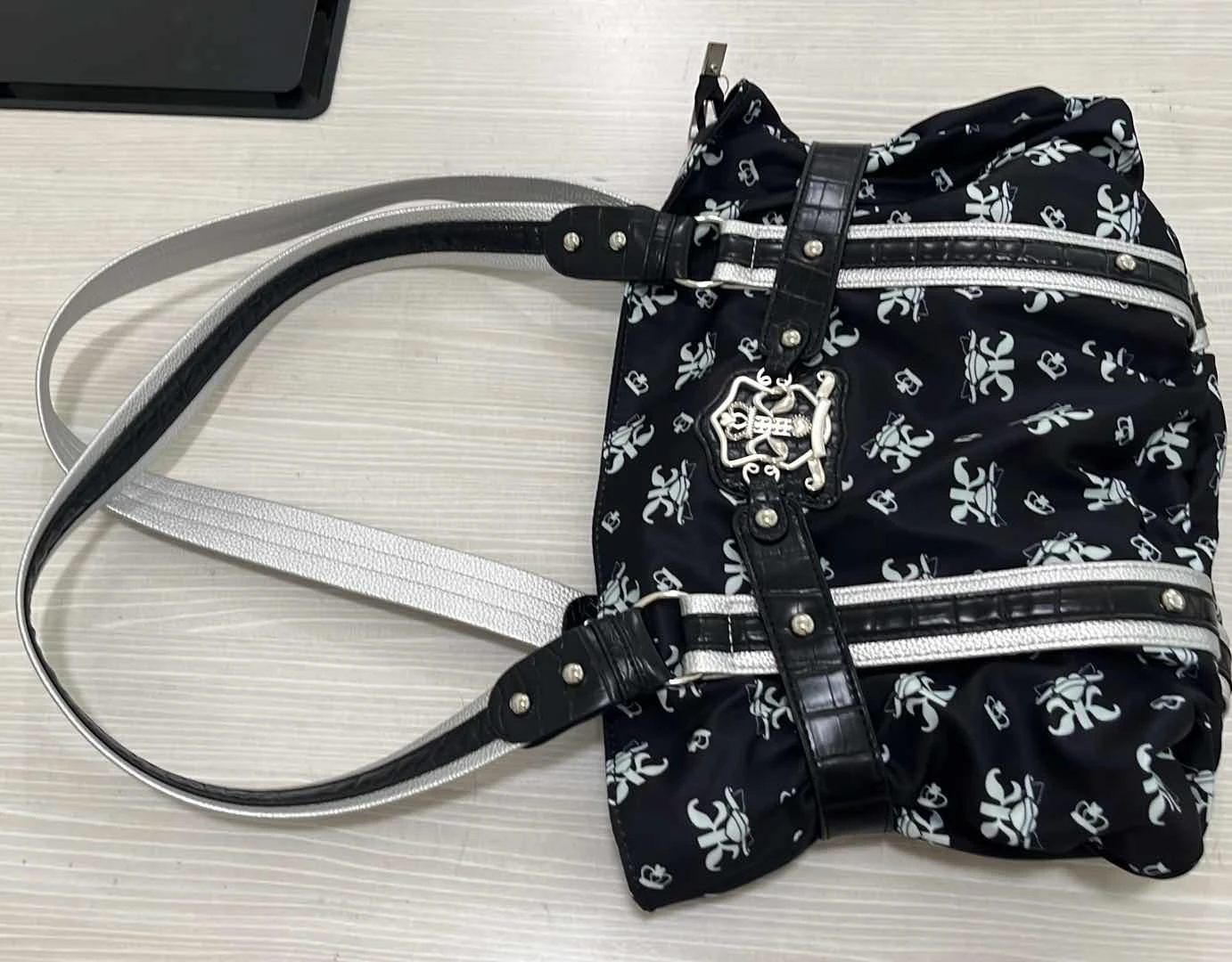 Koreanische Y2K-Style-Schultertasche, süßes, trendiges Design mit rosa Aufdruck, Damen-Tragetasche, Vintage-Nieten-Dekor, leichte, gerüschte Handtasche für den Alltag – Detail 9