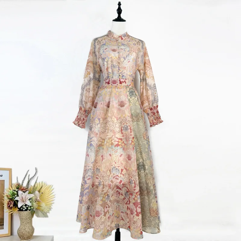 فستان نسائي بطبعة زهور عتيقة مع ياقة عالية وأكمام واسعة، مع تنورة عالية الخصر ذات حافة واسعة للغاية