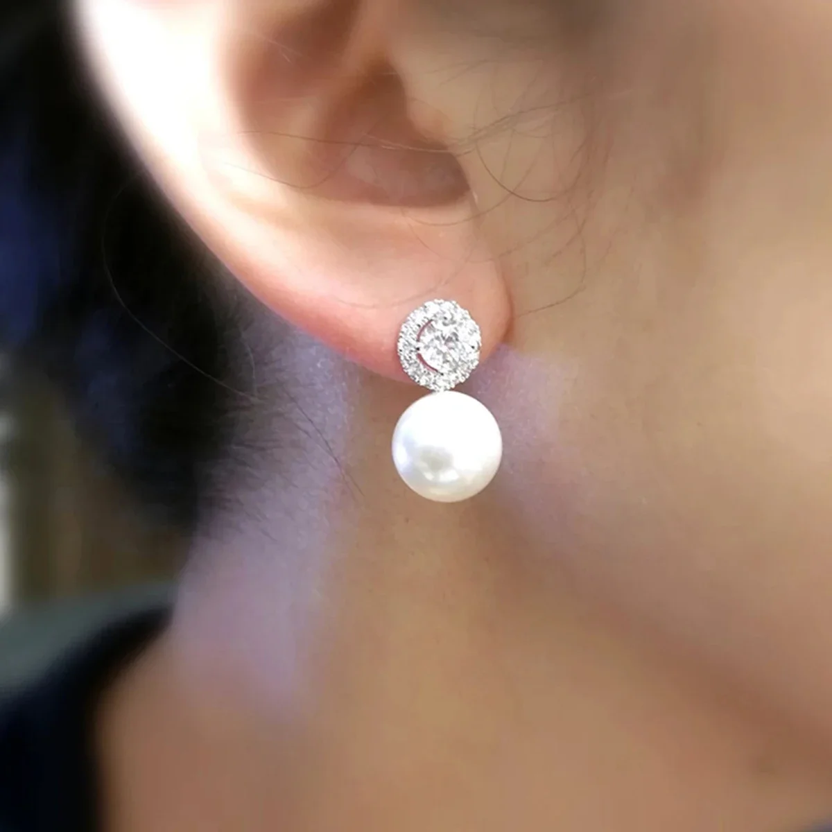 1 Pair of Delicate and Small Earrings with Slightly Luxurious Zircon Pearl Earrings