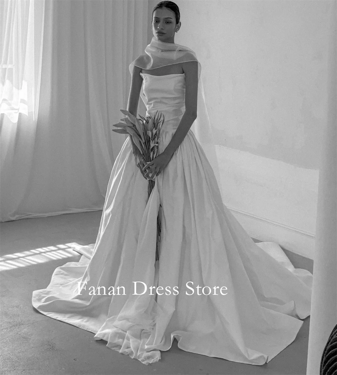 Strapless Ruched A-Line Vintage Simple Wedding Dress Satin Ivory Minimalist Maternity Bridal Gown For Photoshoot