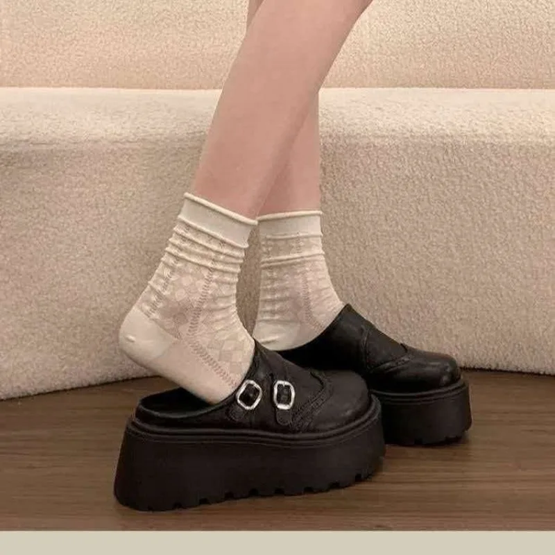Damen-Brogue-Plateau-Mules, rückenfreie, klobige Mules mit runder Zehenpartie, Retro-Slipper, lässige Leder-Mules. – Detail 3