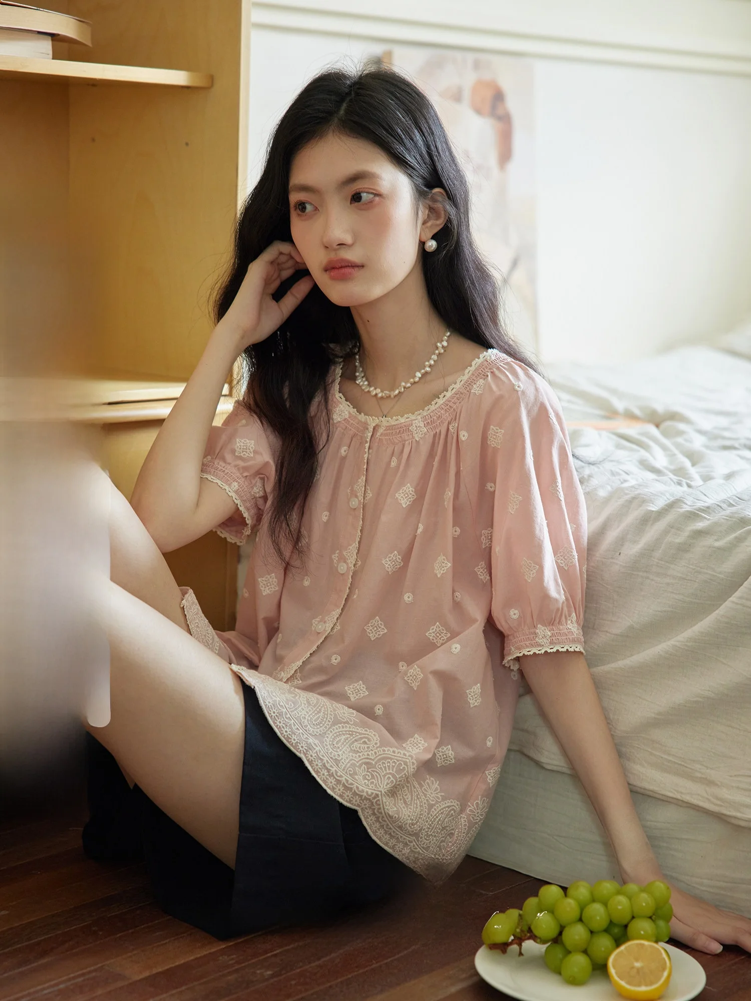 

Женская хлопковая повседневная блузка ORWhite с вышивкой, винтажным цветочным принтом, утягивающая, с подплечниками, коротким рукавом и круглым вырезом