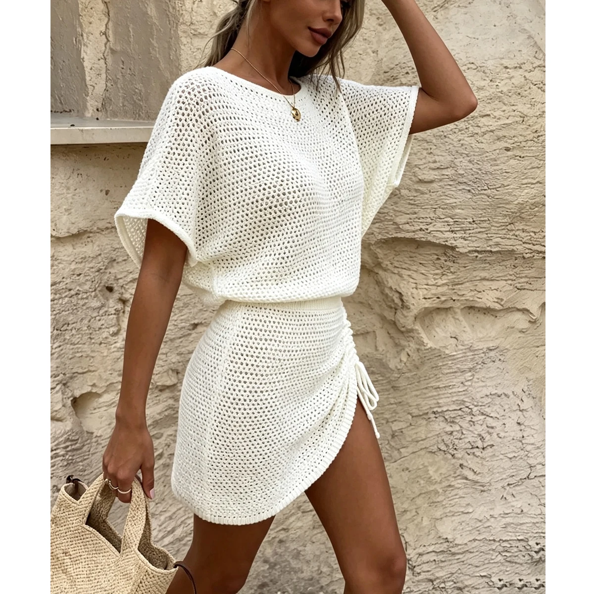 Lässiges, tailliertes Strick-Kurzkleid, Strandkleid mit seitlichem Tunnelzug und Cut-Outs, trendige Damen-Strandmode – Detail 4