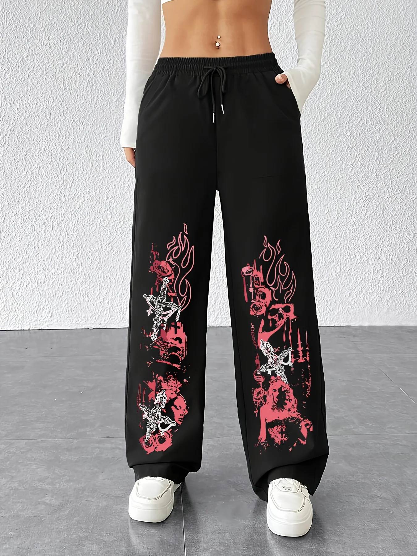 

Модные и универсальные повседневные брюки в стиле Street Chic с принтом в виде креста, черепа и цветов, свободного прямого кроя, для создания энергичного образа