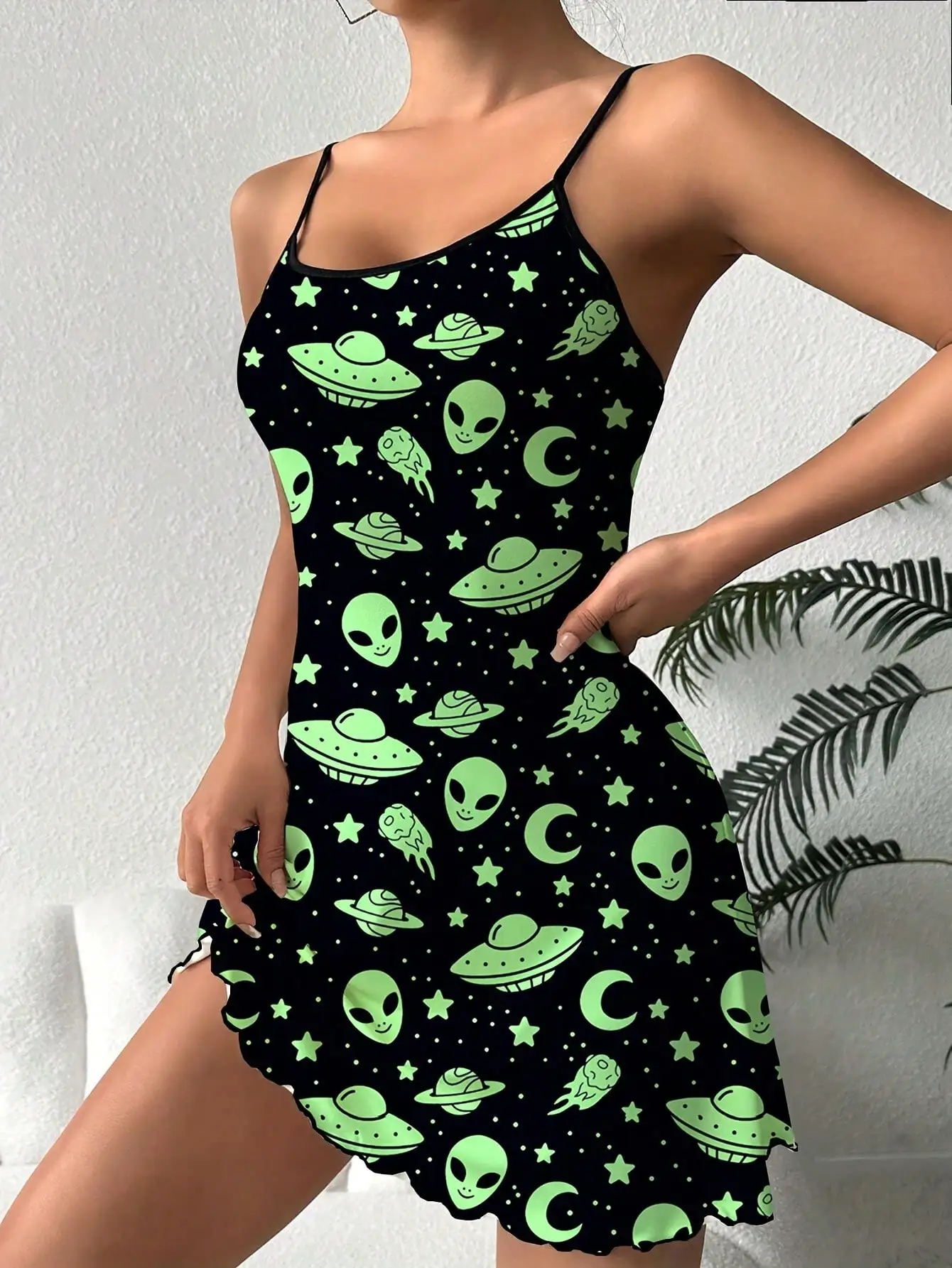 

Светящаяся в темноте ночная сорочка с принтом инопланетян и НЛО для женщин, мини-платье на тонких бретельках