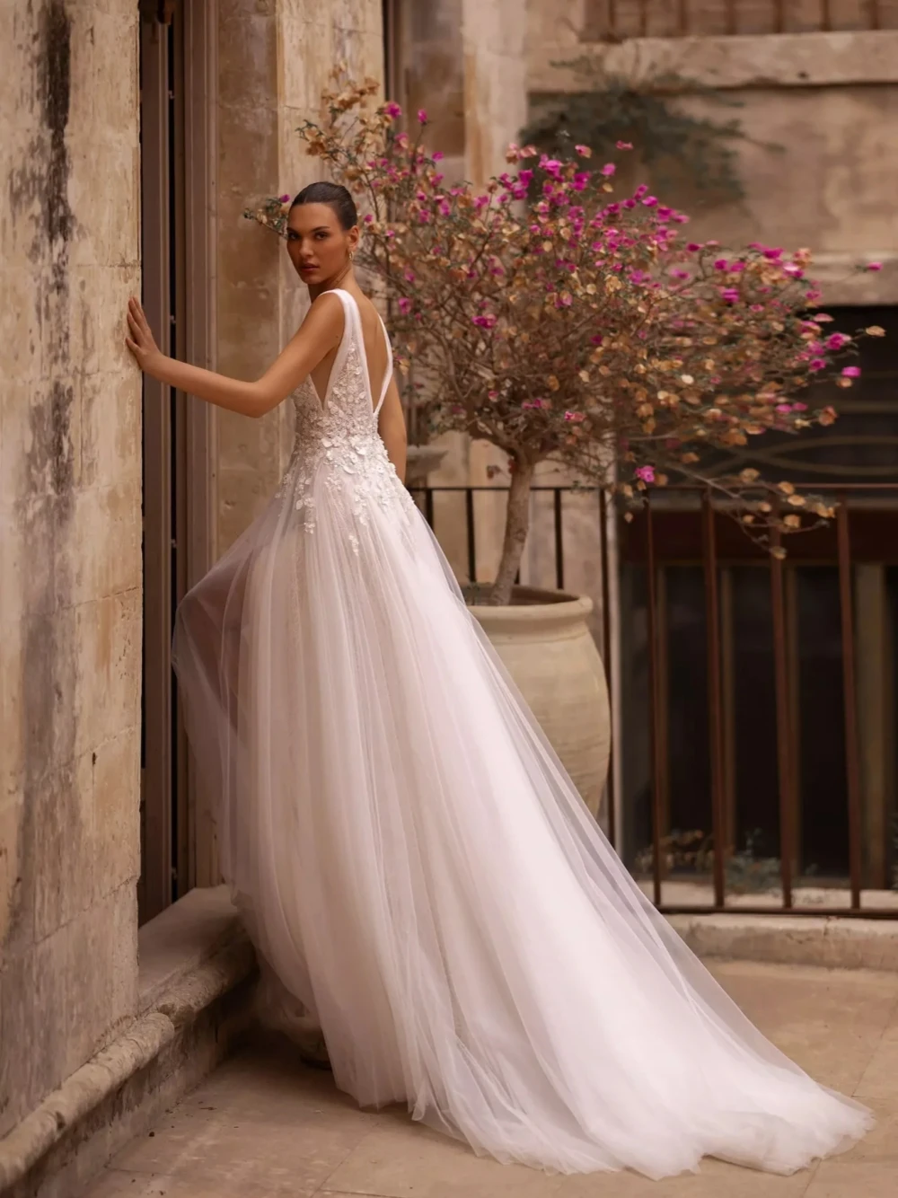 Sexy V-neck Wedding Dresses Simple Classic A-line Backless Bridal Dress Pearls Appliques Floor-length Gown Robe De Mariée