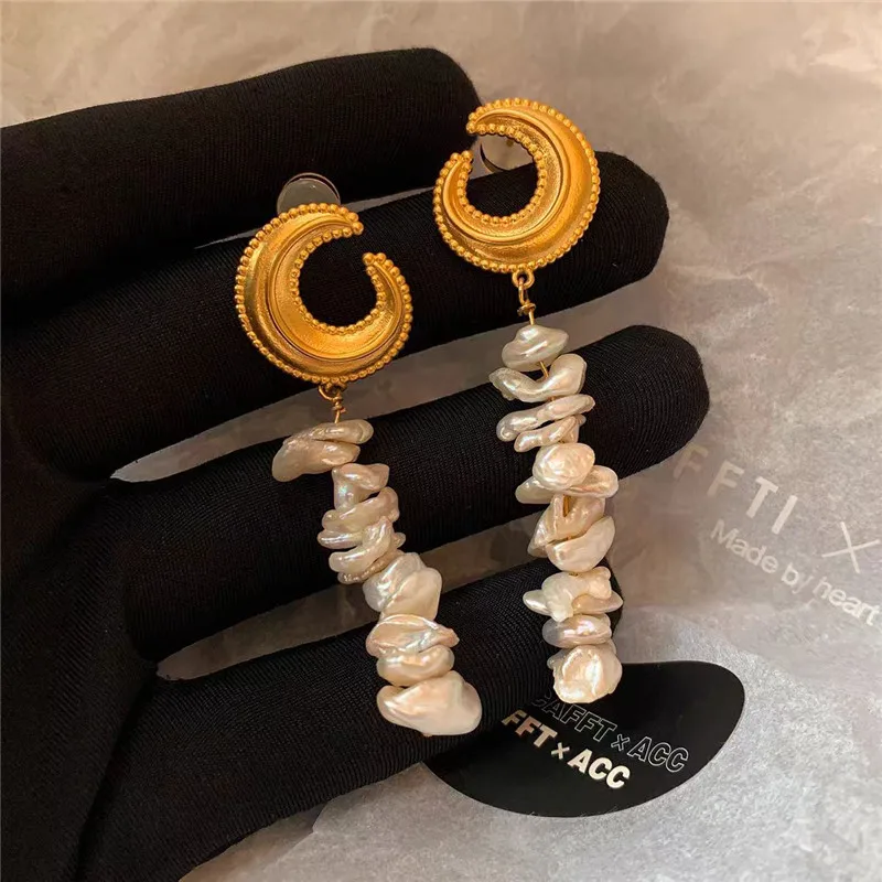 

Baroque Moon Shell Tassel Earrings Exaggerated Fashion High-End Design Dangle Jewelry for Ladies Daily Holiday Accessory