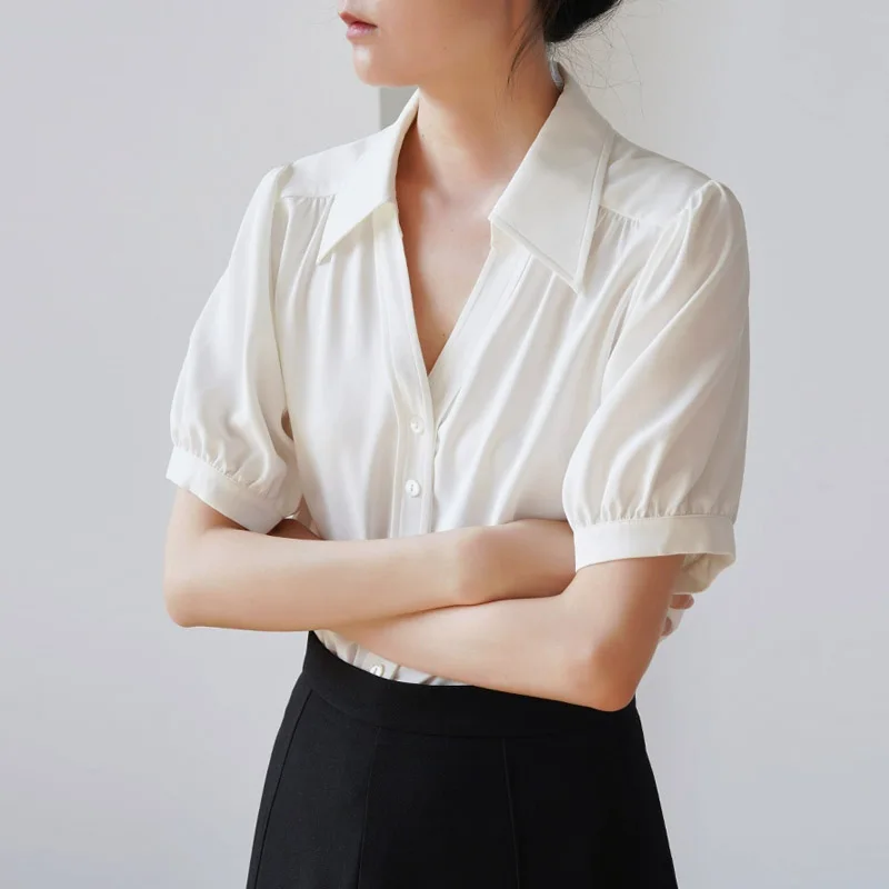ฤดูร้อนสีขาวสํานักงานVคอผู้หญิงเสื้อ 2025 ใหม่แขนสั้นเดี่ยวชีฟองลําลองหลวมWorkwearเสื้อสําหรับสตรี