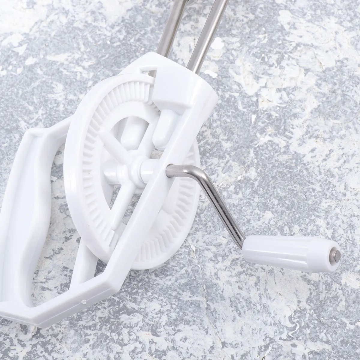

Stainless Steel Egg Beater Spiral Mixer Plastic Kitchen Gadget White Hand Whisk Mixer Tool for Eggs Sauces Beverages