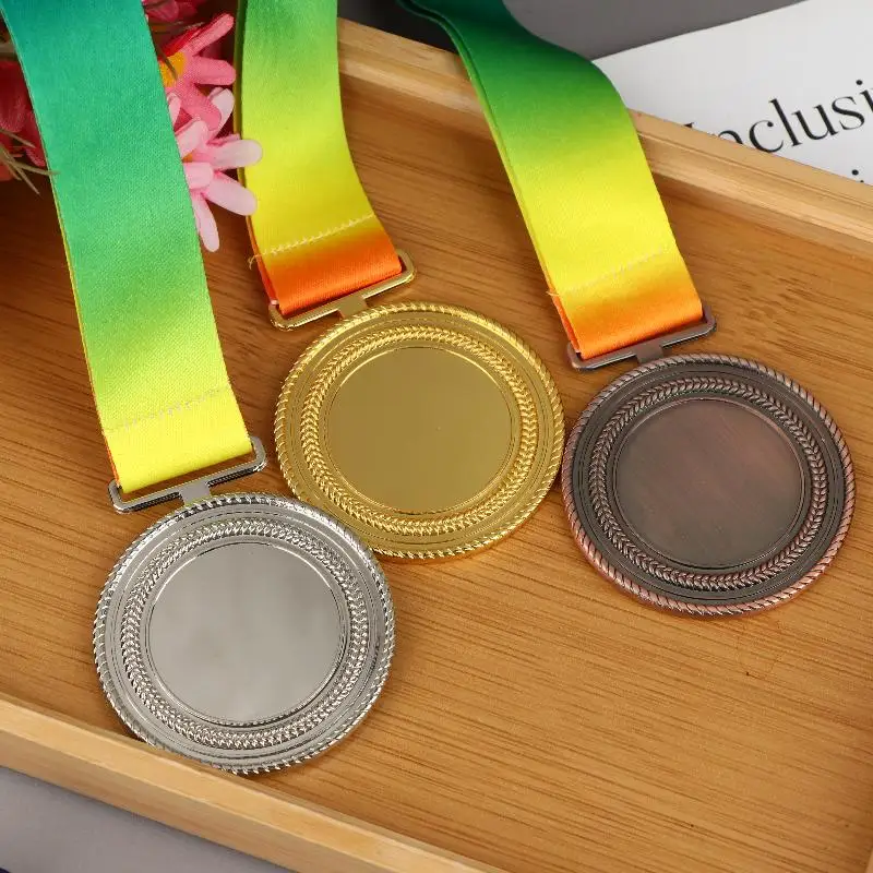 Metallpreis-Medaillen mit Halsband im Gold-, Silber- und Bronze-Stil für Sportakademik oder jeden Wettbewerbsdurchmesser