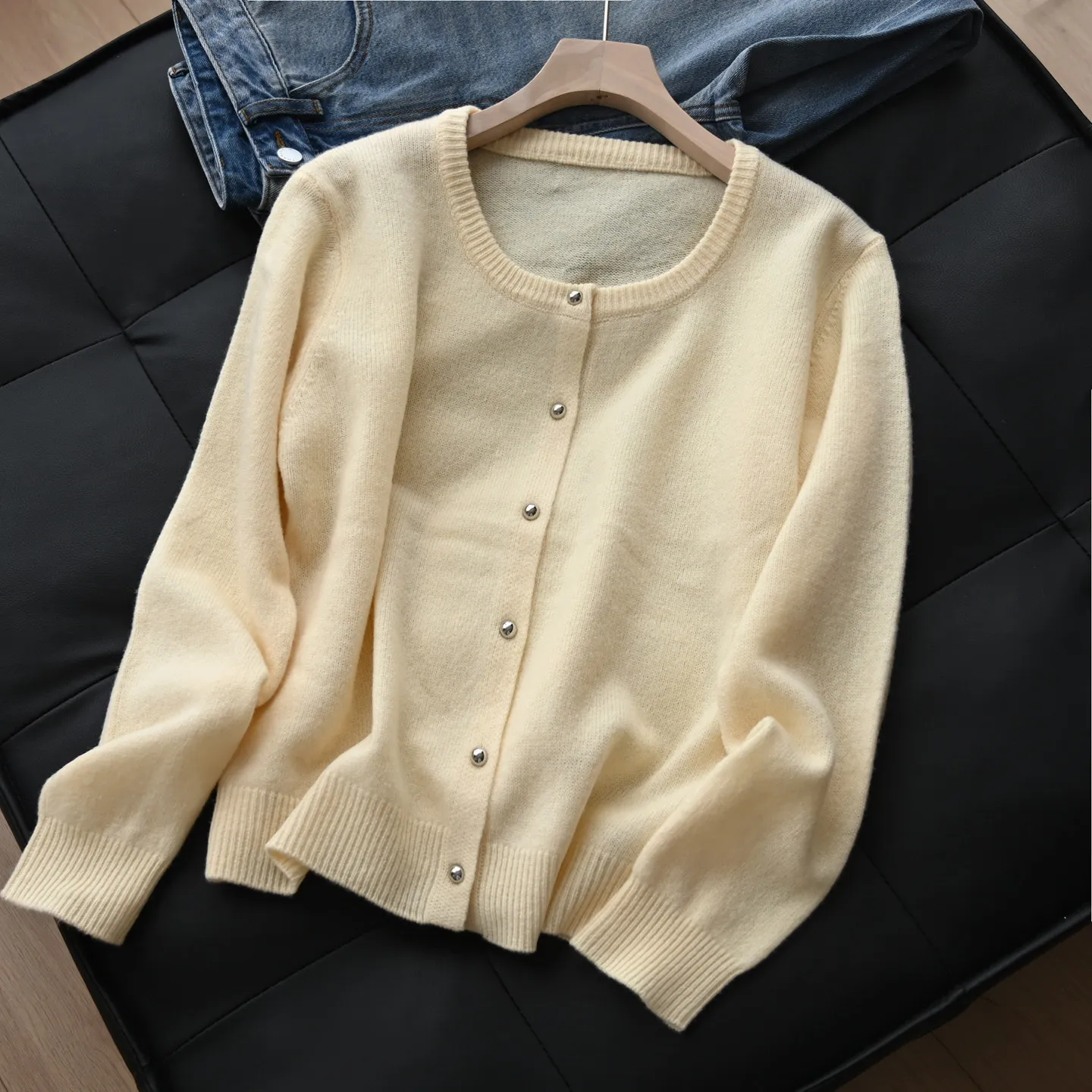 

Женский шерстяной вязаный свитер с золотыми пуговицами, длинный рукав, осень-зима, простой модный дизайн, стандартный крой, эксклюзивная онлайн-продукция, трикотаж.