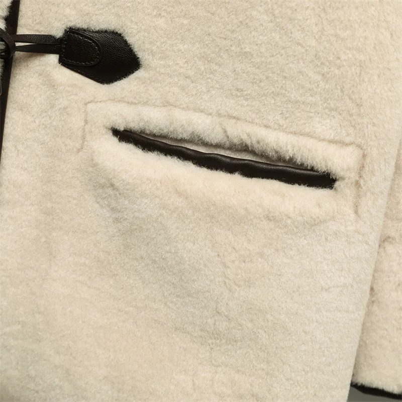 ملابس نسائية جديدة لعام 2025 معطف جديد لخريف وشتاء 2025 على الطراز الأوروبي والأمريكي مع ربط من الفرو الصناعي